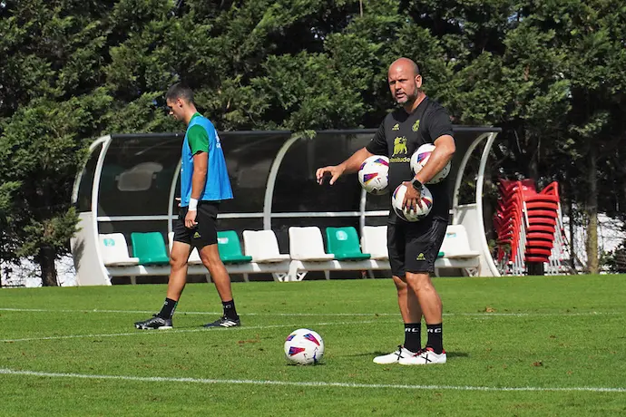 El entrenador del Racing, Jos&eacute; Alberto, durante un entrenamiento del equipo. / alerta