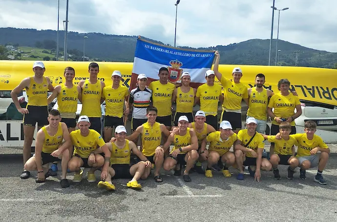 La plantilla de Orio B posando con la Bandera de Astillero. / alerta