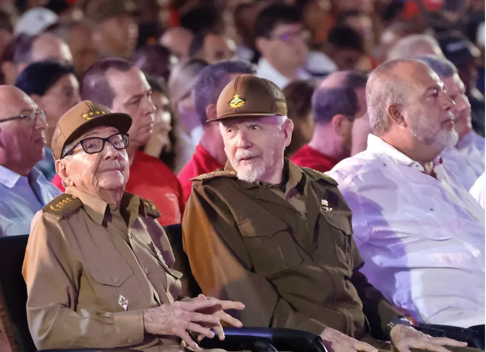 El expresidente de Cuba Ra&uacute;l Castro (i) y el comandante de la Sierra Ramiro Valdez participan en la conmemoraci&oacute;n del D&iacute;a de la Rebeld&iacute;a Nacional, hoy, en Santiago (Cuba). El presidente de Cuba, Miguel D&iacute;az-Canel, critic&oacute; este mi&eacute;rcoles la "severidad" de las sanciones econ&oacute;micas de Estados Unidos que se&ntilde;al&oacute; como una de las principales limitaciones al desarrollo del pa&iacute;s caribe&ntilde;o. EFE/ Ernesto Mastrascusa