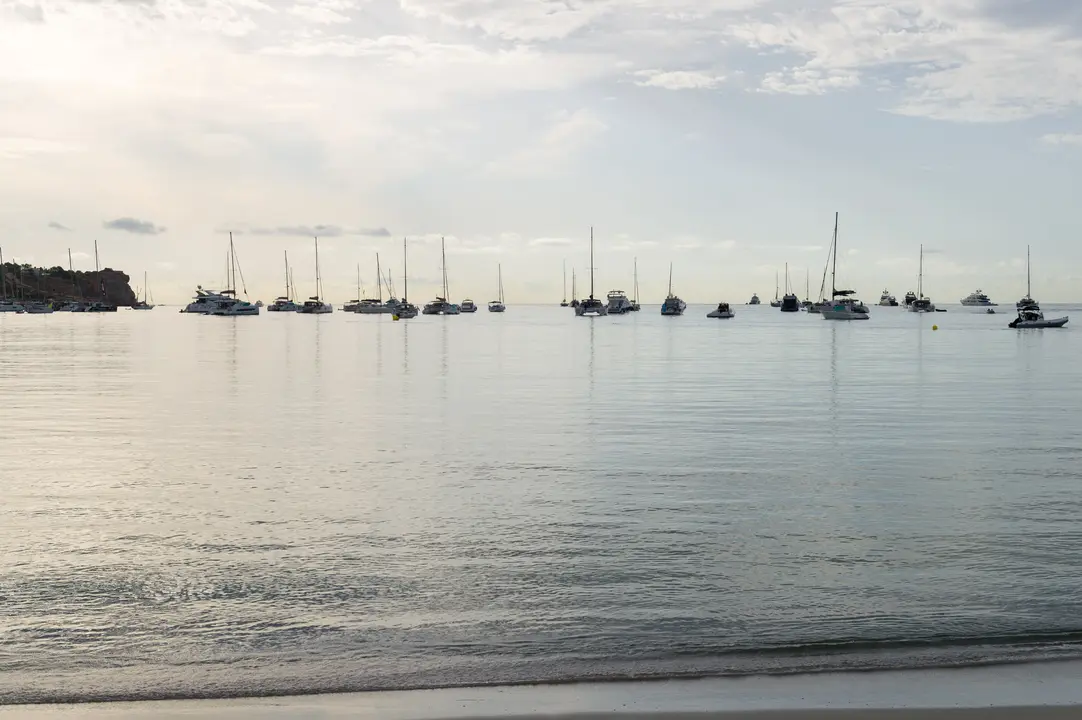 Barcos fondeados en la playa de Talamanca, en el municipio de Ibiza, Ibiza.