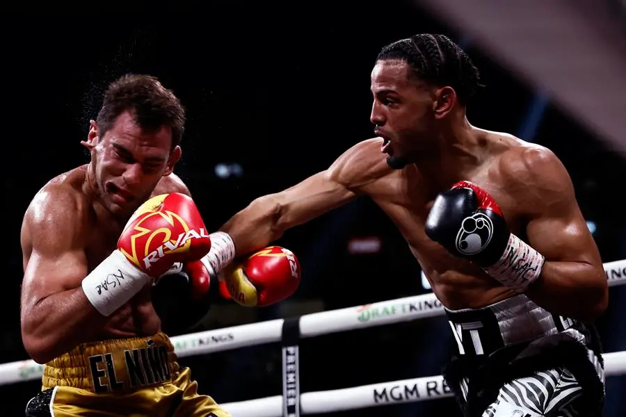 Las Vegas (Estados Unidos), 30/07/2023.- Jos&eacute; Salas Reyes de Cuba (R) T-Ko's contra Sergio Garc&iacute;a de Espa&ntilde;a durante su pelea de 10 asaltos Super Welterweights en T-Mobile Arena en Las Vegas, Nevada, EE.UU., 29 de julio 2023. (Espa&ntilde;a) EFE/EPA/ETIENNE LAURENT