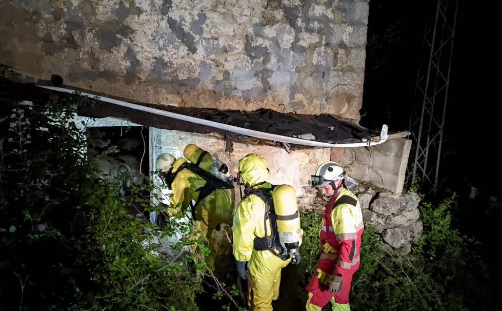 Los servicios de emergencias durante el rescate.