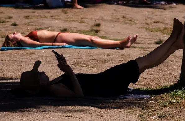 eraneantes en la playa de la Malagueta donde las temperaturas alcanzan los 35 grados de calor hoy en M&aacute;laga. EFE/Jorge Zapata