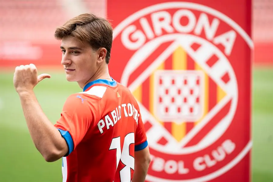 El centrocampista c&aacute;ntabro Pablo Torre, cedido por el FC Barcelona, ha sido presentado hoy como nuevo jugador del Girona FC en el estadio de Montilivi. EFE/David Borrat.