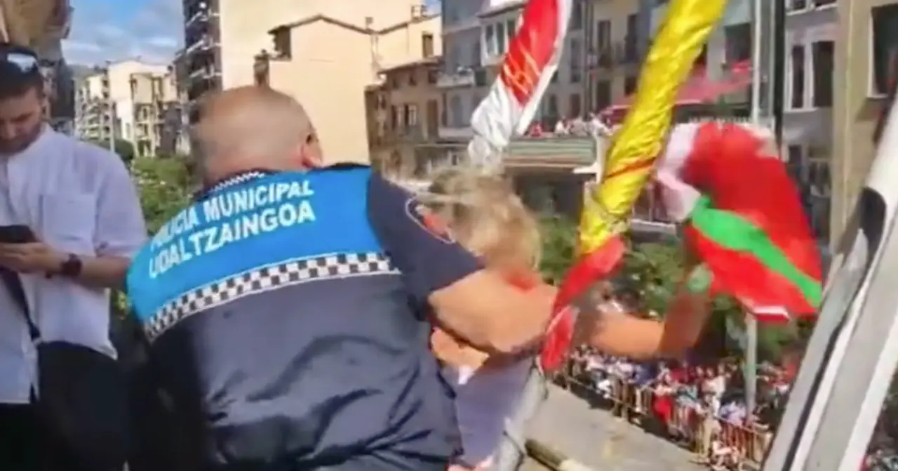 La Polic&iacute;a saca del balc&oacute;n a una concejal de Bildu por ondear la ikurri&ntilde;a. | @ehbildu