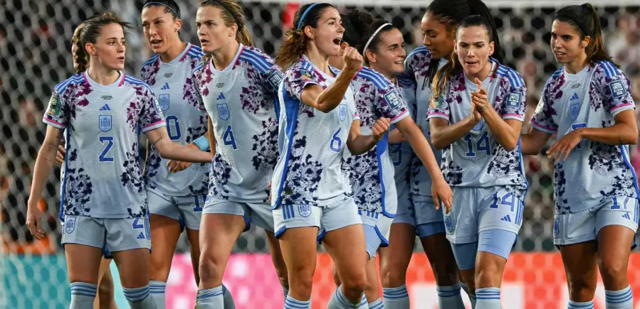 Espa&ntilde;a alcanza por primera vez los cuartos de final del Mundial tras golear a Suiza.