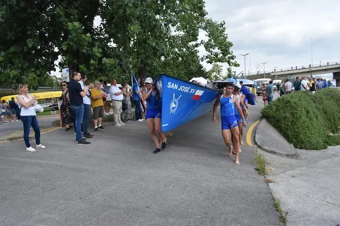 Los remeros de la San Jos&eacute; trasladando su trainera hacia las aguas.