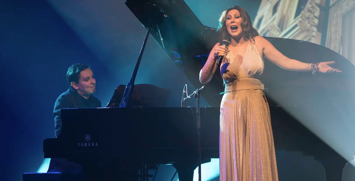 La cantante Tamara durante el concierto en Camargo.