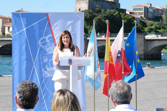 11:00 horas. Puerto de San Vicente de la Barquera. La presidenta de Cantabria, Mar&iacute;a Jos&eacute; S&aacute;enz de Buruaga, y el consejero Ordenaci&oacute;n del Territorio y Medio Ambiente, Roberto Media, ponen la primera piedra del proyecto de ampliaci&oacute;n de la f&aacute;brica de hielo de San Vicente de la Barquera. 7 de agosto de 2023 &copy; Ra&uacute;l Lucio