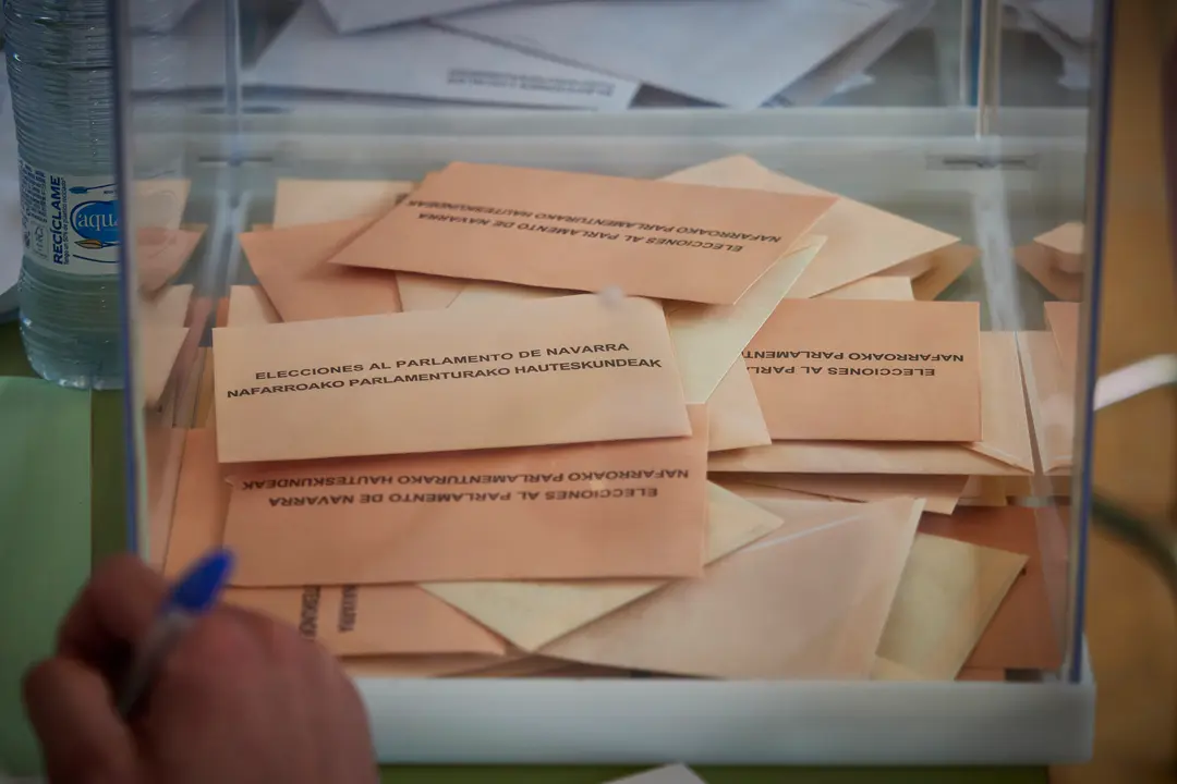 Urna con votos en un colegio electoral. / ALERTA