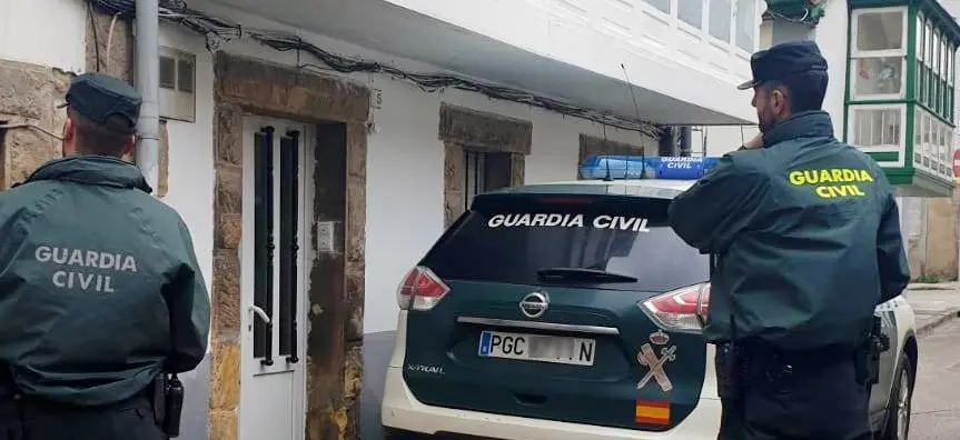 Agentes de la Guardia Civil en una calle de Reinosa. / ALERTA