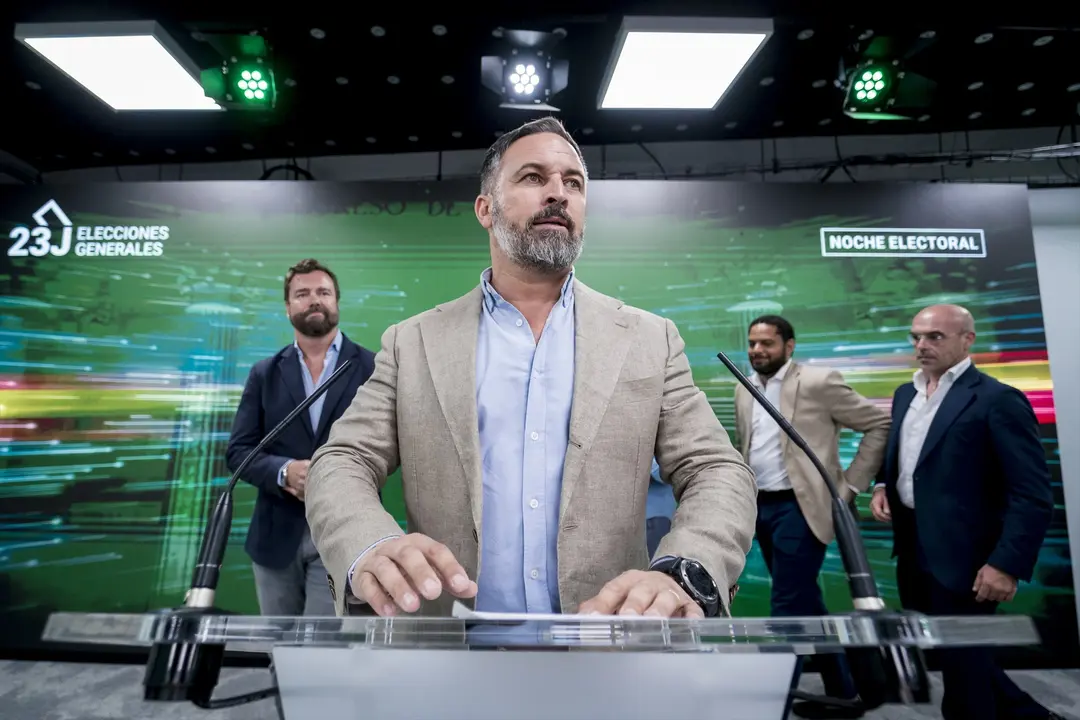 El l&iacute;der de Vox, Santiago Abascal, (c), y a la izquierda Iv&aacute;n Espinosa de los Monteros. EP / A. P&eacute;rez Meca
