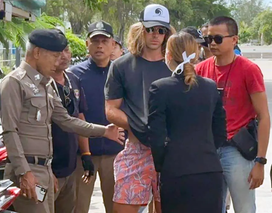 El joven espa&ntilde;ol, Daniel Sancho, (c) escoltado por la polic&iacute;a antes de entrar en la c&aacute;rcel. EFE / ROYAL THAI POLICE