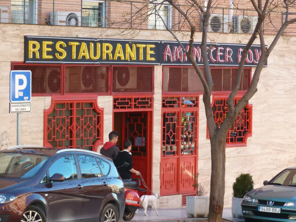 Dos personas caminan frente a un restaurante chino. / Alerta