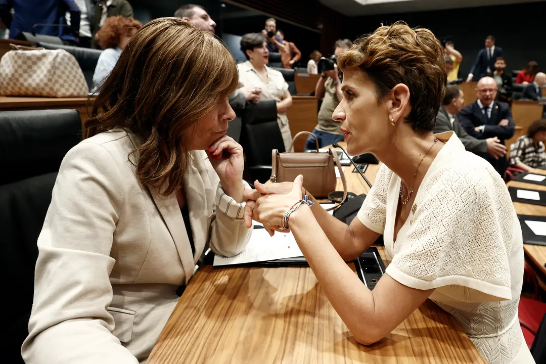 La presidenta en funciones del Gobierno de Navarra, María Chivite (d) y la parlamentaria de Geroa Bai, Uxue Barkos, tras la sesión constitutiva del parlamento de Navarra. /  Jesús Diges
