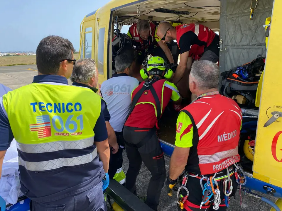Momento del traslado del herido. / Alerta
