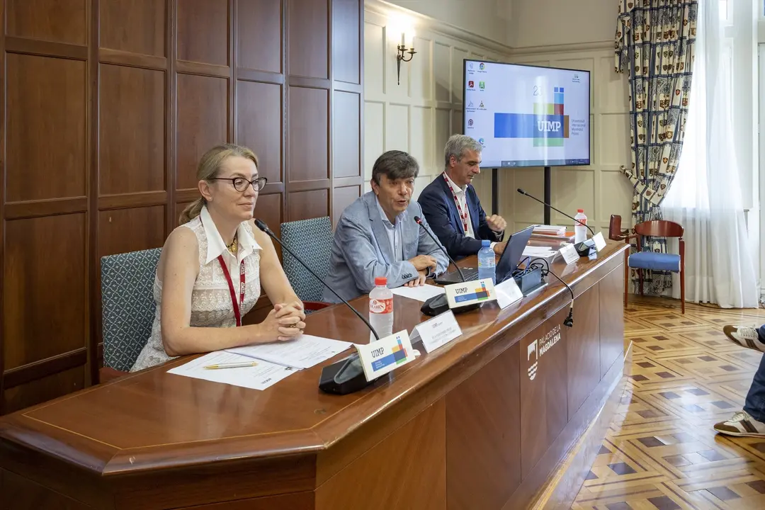 La consejera de Cultura, Turismo y Deporte, Eva Guillermina Fern&aacute;ndez, inaugura el encuentro &lsquo;Sostenibilidad tur&iacute;stica: transformaci&oacute;n del territorio&rsquo;, junto con el director de Turismo, Gustavo Cubero. / Alerta