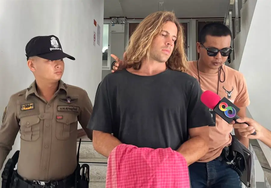 El espa&ntilde;ol Daniel Sancho  custodiado por agentes de polic&iacute;a tailandeses. / SOMKEAT RUKSAMAN
