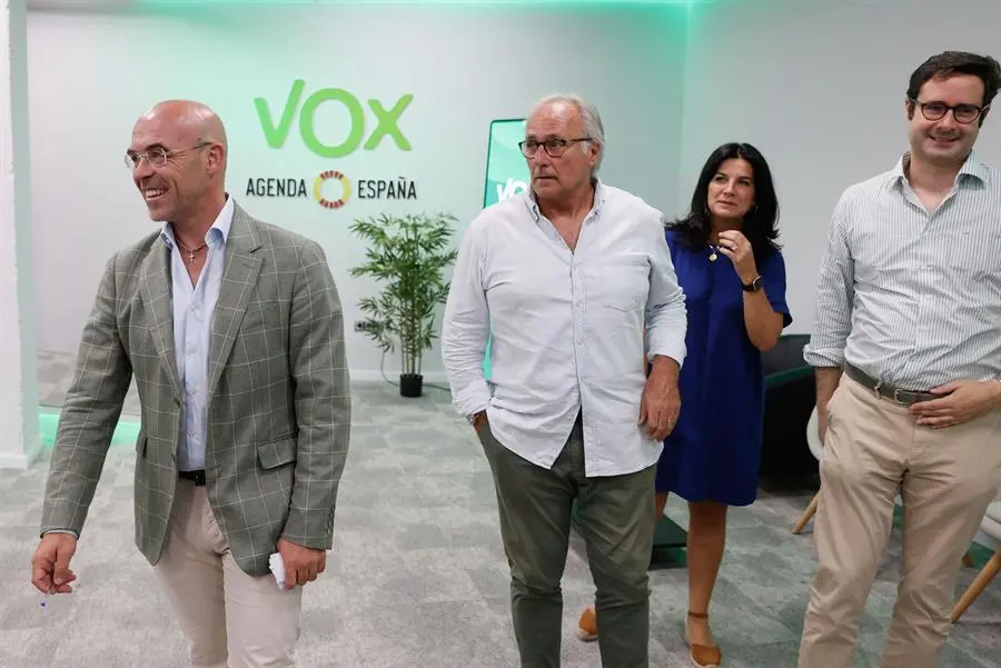Los diputados de Vox en el Congreso Juan Jos&eacute; Aizcorbe (2i) y Mar&iacute;a Ruiz (2d), y el candidato de Vox al Congreso, Ignacio Hoces (d) acompa&ntilde;an al vicepresidente de Acci&oacute;n pol&iacute;tica de Vox, Jorge Buxad&eacute; (i), tras una reuni&oacute;n. / Mariscal / Archivo