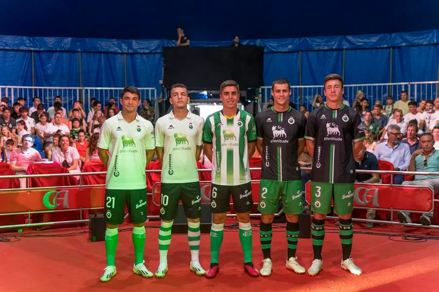 Varios jugadores del Racing presenta las nuevas equipaciones del conjunto para la temporada 2023/2024. / Rom&aacute;n G. Aguilera