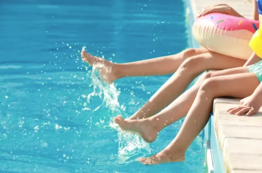 ni&ntilde;as piscina