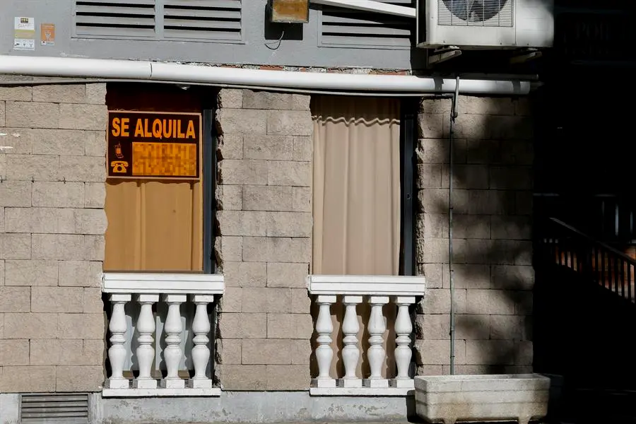Imagen de archivo de los carteles de alquiler en un piso de Madrid. EFE/ Jennifer G&oacute;mez