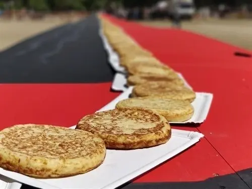 Vista de varias tortillas de patatas dispuestas en platos. / EP