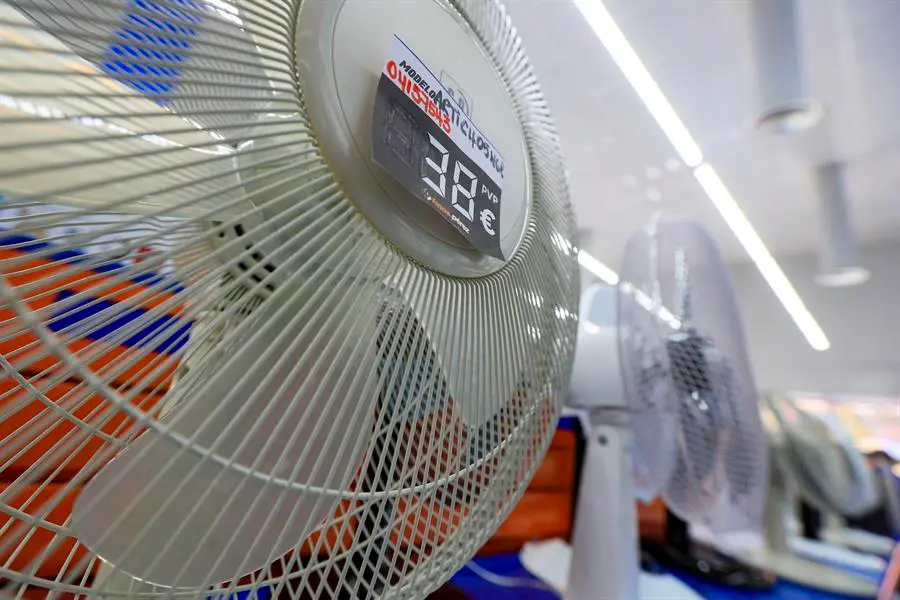 Un expositor con ventiladores este lunes en Madrid. EFE/ Fernando Alvarado