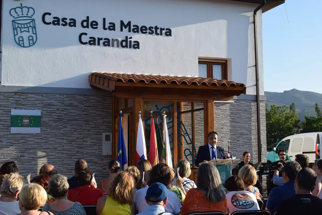 La antigua casa de la maestra de Carandía vuelve a abrir sus puertas como Casa del Pueblo. / ALERTA
