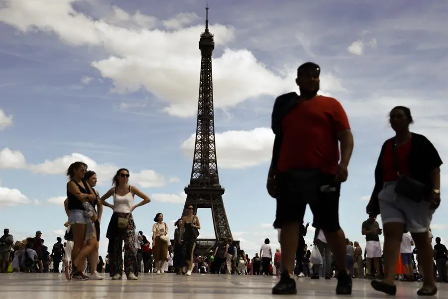 Decenas de personas caminando cerca de la Torre Eiffel, en Par&iacute;s. EFE / MOHAMMED BADRA