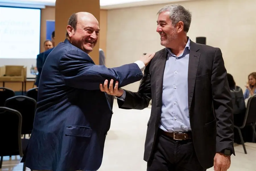 El presidente del Partido Nacionalista Vasco, Andoni Ortuzar (i) y el presidente de Coalici&oacute;n Canaria, Fernando Clavijo (d), mientras se saludan. EFE / Ramon de la Rocha / Archivo