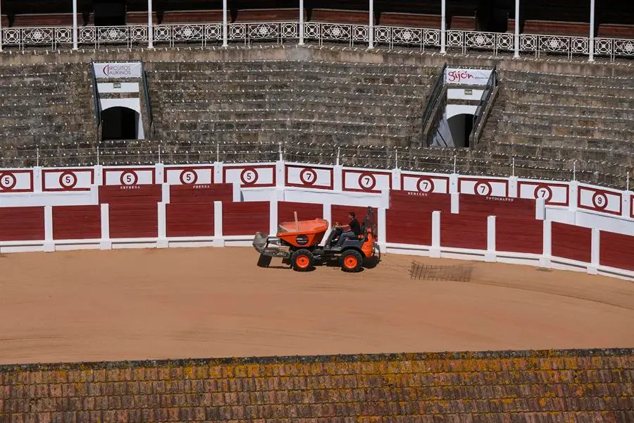 Un operario prepara la plaza de toros de El Bibio de Gij&oacute;n. EFE / Paco Paredes