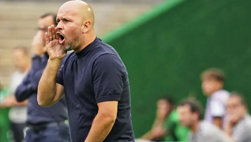 El entrenador del Racing, Jos&eacute; Alberto durante el partido ante el Eibar. / LH