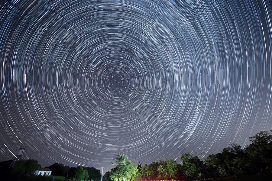 LA HAYUELA (CANTABRIA), 12/08/2023.- Imagen compuesta por la integraci&oacute;n de 1 hora de exposiciones fotogr&aacute;ficas que muestra las estrellas circumpolares durante la lluvia de estrellas de las Perseidas desde la localidad c&aacute;ntabra de La Hayuela en la madrugada del viernes 11 al s&aacute;bado 12 de agosto. EFE/Pedro Puente Hoyos
