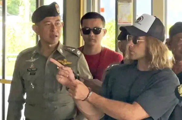 Daniel Sancho con la polic&iacute;a tailandesa reconstruyendo los hechos. / efe