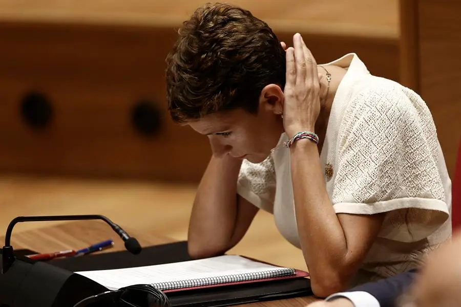 La candidata a reeditar la presidencia del Gobierno de Navarra, Mar&iacute;a Chivite, estudia su discurso para pedir la confianza de la C&aacute;mara. EFE / Jes&uacute;s Diges
