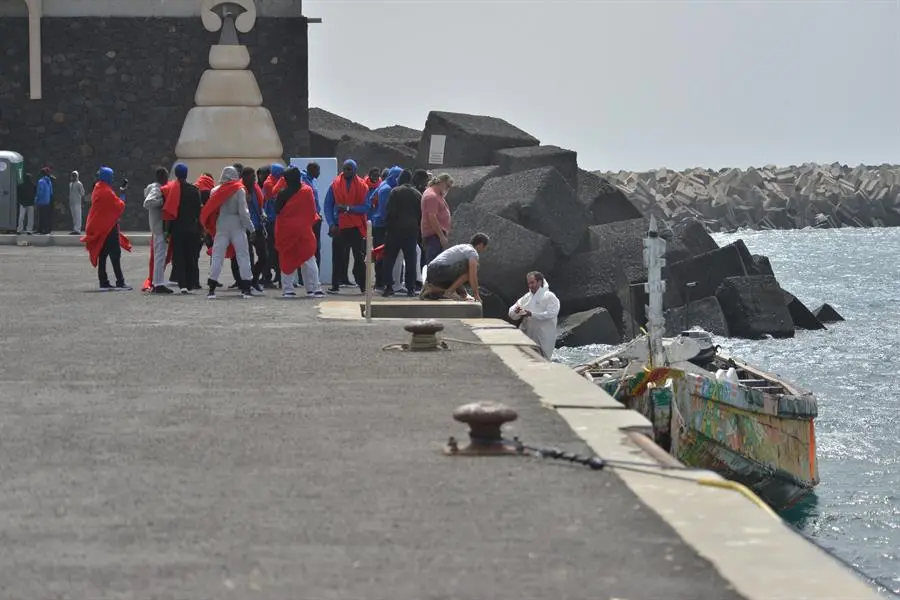 Un cayuco con 138 inmigrantes a bordo arrib&oacute; por sus propios medios al puerto herre&ntilde;o de La Restinga. EFE/ Gelmert Finol