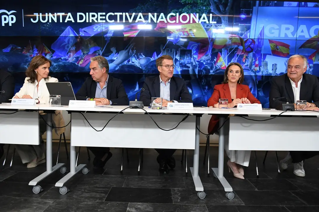 (I-D) La vicesecretar&iacute;a de Pol&iacute;ticas Sociales y Reto Demogr&aacute;fico, Carmen Funez; el coordinador general del PP, El&iacute;as Bendodo; el presidente del Partido Popular y candidato a la presidencia del Gobierno, Alberto N&uacute;&ntilde;ez Feij&oacute;o; la secretaria general del Partido Popular, Cuca Gamarra. en una reuni&oacute;n del partido. EP / Fernando S&aacute;nchez / Archivo