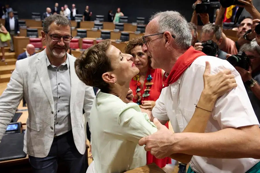 El portavoz del grupo parlamentario de EH Bildu, Adolfo Araiz, felicita a la socialista Mar&iacute;a Chivite que se ha convertido este martes en la tercera mujer en acceder a la presidencia del Gobierno de Navarra. EFE / I&ntilde;aki Porto
