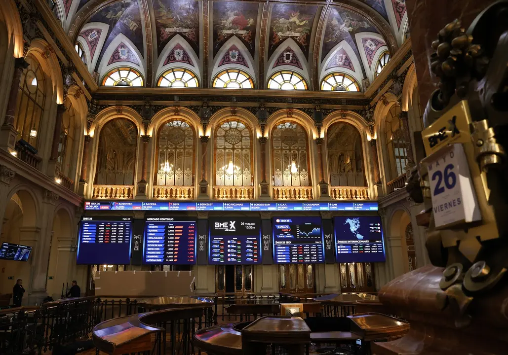 Paneles del Ibex 35 en el Palacio de la Bolsa. EP / Marta Fern&aacute;ndez