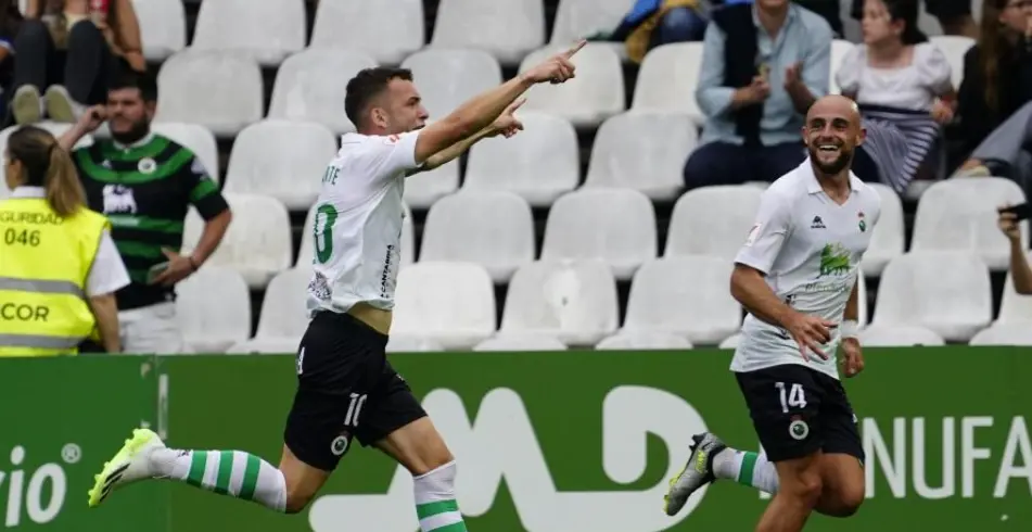 &Iacute;&ntilde;igo tras marcar un gol ante el Eibar en El Sardinero. / A.H.