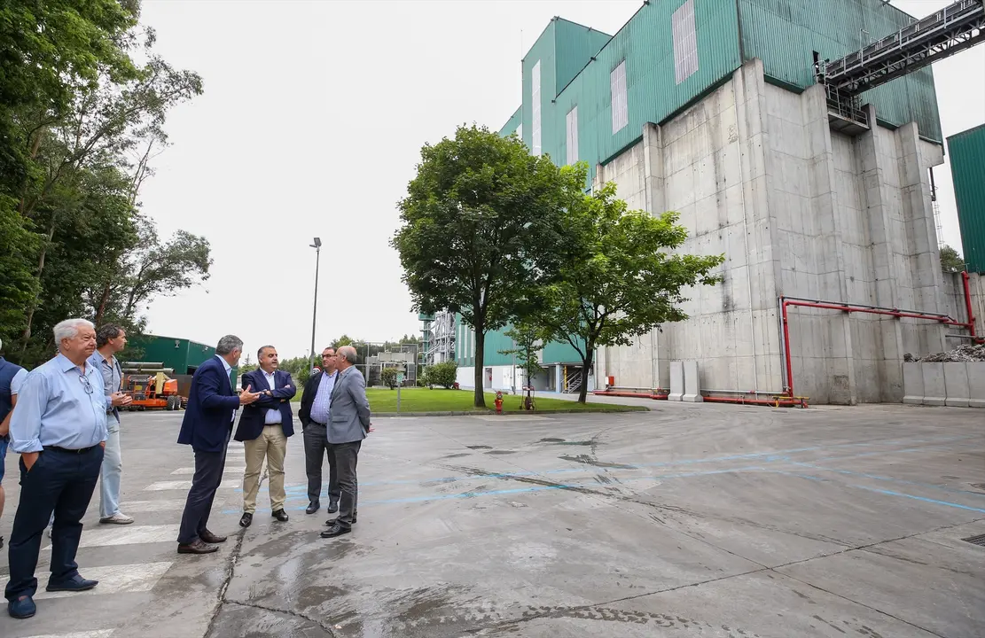 El consejero de Fomento, Ordenaci&oacute;n del Territorio y Urbanismo, Roberto Media, visita el complejo ambiental de Meruelo junto a Joaqu&iacute;n P&eacute;rez Viota, director de TIR Cantabria, la empresa concesionaria. / Alerta