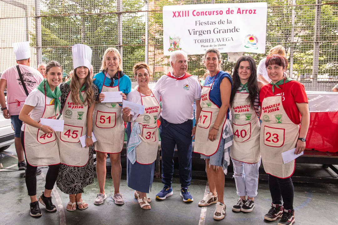Los premiados en el concurso con los organizadores. / Alerta