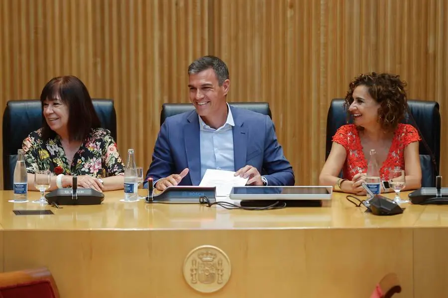 El presidente del gobierno en funciones y l&iacute;der del PSOE, Pedro S&aacute;nchez, acompa&ntilde;ado por la presidenta del PSOE, Cristina Narbona (i), y por la vicesecretaria general y "n&uacute;mero 2" del partido, Mar&iacute;a Jes&uacute;s Montero. EFE / Juan Carlos Hidalgo