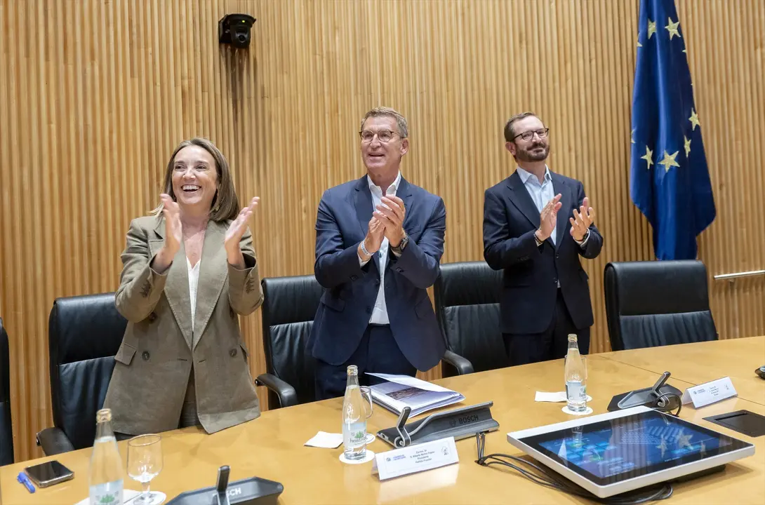 (I-D) La candidata del PP a la Presidencia del Congreso y secretaria general del Partido Popular, Cuca Gamarra, el presidente del Partido Popular, Alberto N&uacute;&ntilde;ez Feij&oacute;o, y el portavoz del PP en el Senado, Javier Maroto. EP / Alberto Ortega