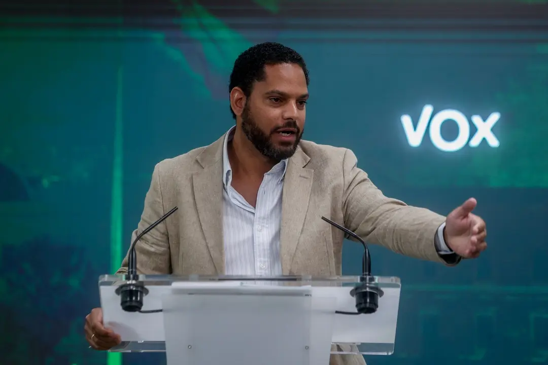 El secretario general de Vox, Ignacio Garriga, durante una rueda de prensa. EP / Ricargo Rubio