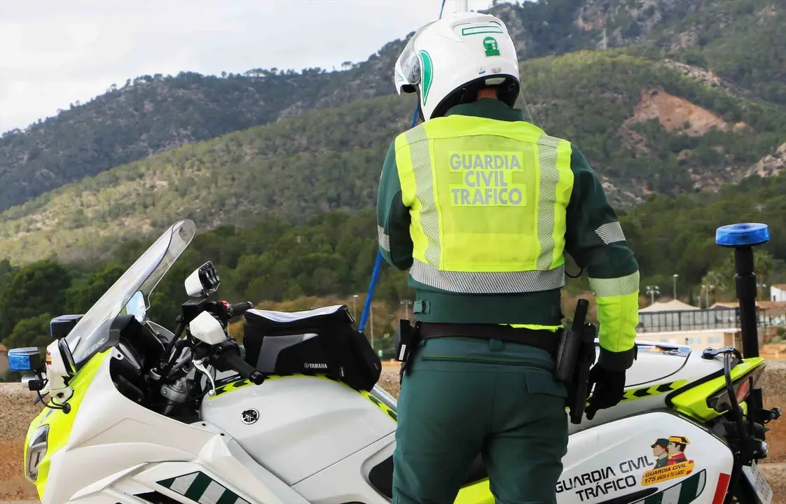 Un agente de la Guardia Civil de Tr&aacute;fico, de espaldas. EP
