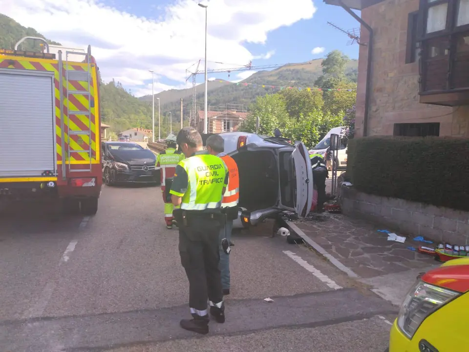 Los coches implicados en el accidente y los agentes de la Guardia Civil y de los Bomberos. / Alerta