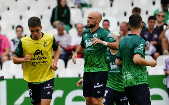 Jugadores del Racing durante el calentamiento antes del partido contra el Eibar.