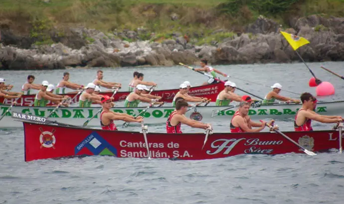 Trainera de Castro durante una competici&oacute;n